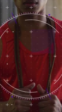 İple atlayan Afro-Amerikan bir adamın veri işleme animasyonu. Küresel iş ve dijital arayüz kavramı dijital olarak oluşturulmuş video.