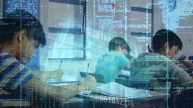 Sınıfta yazan öğrenciler holografik girdap görüyorlar ve eğitim için kod oluşturuyorlar. Eğitim, teknoloji, yenilik, dijital, sınıf, öğrenme, gelecekçilik