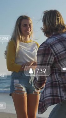 Sahilde kız arkadaşına evlenme teklif eden adamın sosyal medya ikonlarının canlandırması. küresel sosyal medya, dijital arayüz ve teknoloji konsepti dijital olarak oluşturulmuş video.