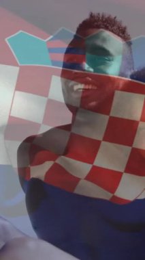 Arka planda Hırvat bayrağı animasyonuyla sahilde eğlenen gülümseyen çift. Tatil, yaz, turizm, eğlence, tatil