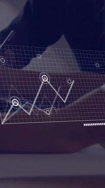 Ofisteki çeşitli iş adamları üzerinde finansal veri işleme animasyonu. Küresel finans, iş, bağlantılar, hesaplama ve veri işleme kavramı dijital olarak oluşturulmuş video.