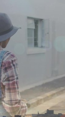 Sokakta scooter kullanan bir kadının üzerindeki ışıklı noktaların canlandırması. Yaşam tarzı, soyut arkaplan ve dijital arayüz konsepti dijital olarak oluşturulmuş video.