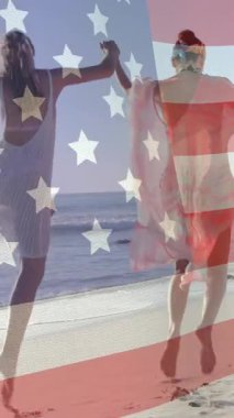 Amerika bayrağının yaz aylarında sahildeki çeşitli mutlu arkadaşlara karşı animasyonu. Amerikan vatanseverliği, çeşitlilik ve tatil konsepti dijital olarak oluşturulmuş video.