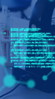 Laboratuvardaki laboratuvar ekipmanları üzerinden veri işleme animasyonu. küresel bilim ve dijital arayüz kavramı dijital olarak oluşturulmuş video.