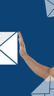 Opak zarflar ön plana düşerken, beyaz bir adamın dijital zarfa dokunmak için uzanarak bir daire içinde mesaj zarfı simgelerini serbest bırakmanın dijital bileşimi