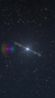 Gece gökyüzünde yıldızlarla parlayan ışıkların animasyonu. renk, hareket ve enerji arkaplan kavramı, dijital olarak oluşturulmuş video.