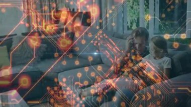 Kıdemli erkek ve kız tablet ekranına tıklıyor, parlayan teknoloji ağı grafik evrimini keşfediyorlar. Teknoloji, nesiller arası, yenilik, bağlantı, dijital, iletişim, modern