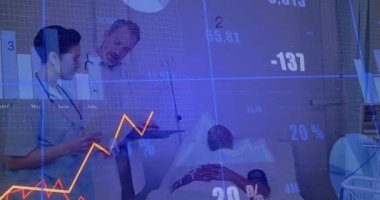 Klinisyen kaydırma tableti yükselen grafikler olarak tıbbi koğuşta hayati önem taşıyan hasta analizlerini canlandırıyor. Sağlık, ilaç, tanı, görselleştirme, profesyonellik, analiz, takım çalışması