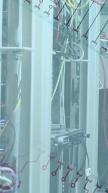 Sunucu odasında çalışan Kafkas kadının mikro işlemci planının animasyonu. dijital arayüz küresel bağlantılar konsepti dijital olarak oluşturulmuş video.