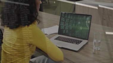 Geliştirici, şifreleme verilerini incelemek için dizüstü bilgisayarı açıyor ve kaydırma kodunu şifreli olarak ortaya çıkarıyor. Teknoloji, programlama, engelleme zinciri, finans, yenilik, dijital, veri analizi