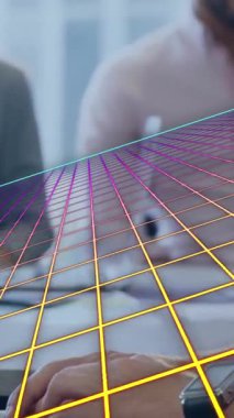 Ofiste çalışan iş adamları üzerinde şebeke ve veri işleme animasyonu. Küresel iş, finans ve veri işleme kavramı dijital olarak oluşturulmuş video.