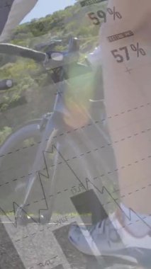 Arka planda bisiklete binen kadınla ilgili istatistiklerin canlandırması. Teknoloji dijital veri işleme konsepti dijital kompozit.