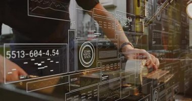 Fabrika teknisyeni, veri örtülerini etkinleştiren ve nakliye için ambalaj bloğu oluşturan bir bloğu kaldırıyor. Endüstriyel, hassas, üretim, mühendislik, teknik, makine, iş akışı