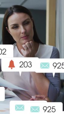 Çeşitli kadın iş arkadaşlarının ofiste raporları tartışması üzerine çoklu uyarı çubuklarının canlandırılması. Dijital bileşim, teknoloji, iş, planlama, takım çalışması, sosyal medya anımsatma kavramı.