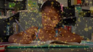 Öğrenci kalem alıp not yazarken aynı zamanda animasyon eğitim ağı örtüsünü etkinleştiriyor. Öğrenme, eğitim, yenilik, konsantrasyon, dijital, araştırma, yaratıcılık