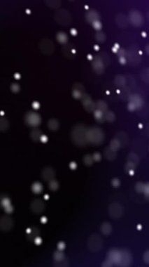 Siyah zemin üzerinde mor ışık izleriyle dönen DNA iplikçiklerinin animasyonu. Bilim ve araştırma konsepti dijital olarak oluşturulmuş video.