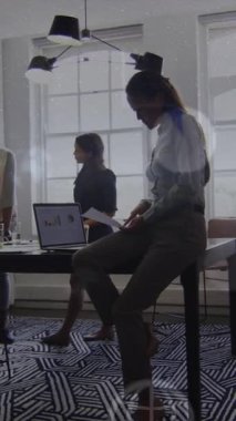 Ofisteki çeşitli iş adamları üzerinde veri işleme ve küresel simgelerin canlandırılması. Küresel iş ve dijital arayüz kavramı dijital olarak oluşturulmuş video.