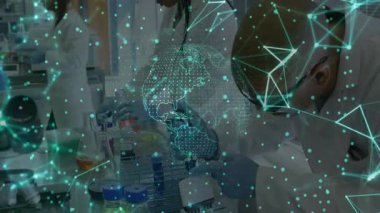 Araştırma bilim adamları laboratuvar tezgahında pipet yapmaya başlarken dijital küreyi de hazırlıklar için çeviriyorlar. Bilim adamları, işbirliği, yenilik, teknoloji, mikroskop, deney, keşif