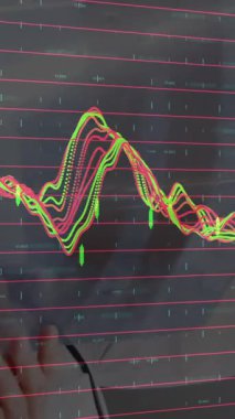 Kafkasyalı iş kadını üzerinden finansal veri işleme animasyonu. Küresel iş dijital arayüzü teknolojisi ve dijital olarak oluşturulan ağ konsepti.