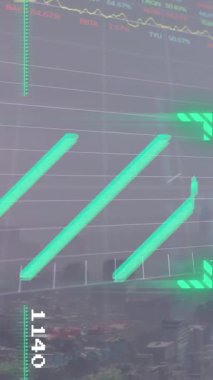Şehir manzarasının havadan görüntüsüne karşı borsa veri işleme üzerinde yeşil tarayıcının animasyonu. Küresel ekonomi ve iş teknolojisi kavramı