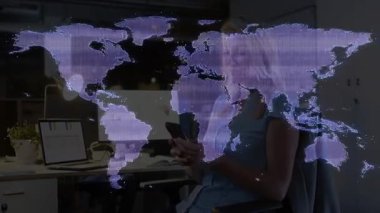 Akıllı telefonları kaydırmak, teknik merkezde çalışan bir kadın grafikte izleme ölçümleri, noktalara titreşen harita örtüsü. Küresel, bağlantı, teknoloji, yenilik, veri, şirket, dijital