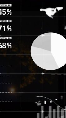 Siyah zemin üzerinde veri işleme ile dijital arayüzün animasyonu. Dijital olarak oluşturulan bilgisayar ve veri işleme kavramı.