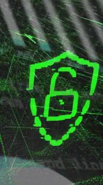 Çevrimiçi güvenlik asma kilit veri işleme sistemi yeşil ağ üzerinde çalışıyor. Dijital olarak oluşturulmuş küresel çevrimiçi güvence, bağlantılar ve ağlar konsepti.