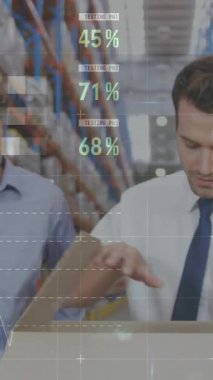 İki Kafkas erkek depo yöneticisine yakın durun. Biri paketi açarken, diğeri de arkadan seyrediyor. Dijital animasyon grafikleri ve istatistikleri ön planda çalışıyor