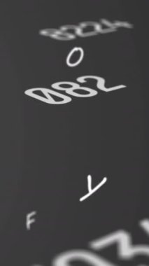 Gri arkaplanda değişen sayıların ve harflerin animasyonu. öğrenme, bilgi ve eğitim konsepti dijital olarak oluşturulmuş video.