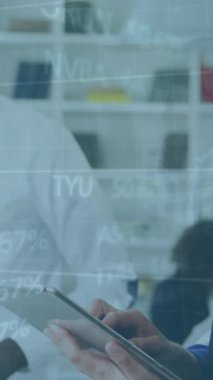 Tablet kullanan iş adamlarının dijital simgelerin animasyonu. Küresel eğitim bağlantıları veri işleme ve teknoloji konsepti dijital olarak oluşturulmuş video.