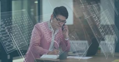 Olgun bir adam ofisten akıllı telefon kaldırıyor mali tabloları yüzen rakamları not alıyor. İş, analitik, profesyonel, çağdaş, üretkenlik, teknoloji, finans