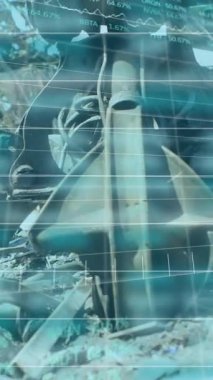 Çöp sahasında finansal veri işleme animasyonu. Küresel ekoloji, finans ve dijital arayüz kavramı dijital olarak oluşturulmuş video.