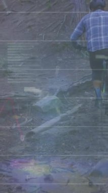 El yazısıyla yazılmış denklemlerin canlandırması arka planda ormanda bisiklet süren bir adamın üzerine kaydedilmiş. Teknoloji dijital veri işleme konsepti dijital kompozit.