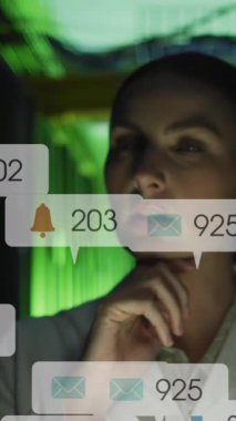 Sosyal medya simgelerinin sunucu odasında düşünceli beyaz kadın mühendis üzerinde canlandırılması. Sosyal medya ağı ve iş veri depolama teknolojisi kavramı