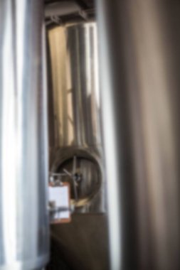 Fabrikadaki bira imalatının odaklanmış görüntüsü