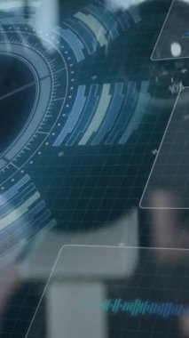 Spor salonunda egzersiz yapan kadınlar üzerinde yapılan tarama ve veri işleme animasyonları. Küresel iş bağlantıları ve dijital arayüz konseptini dijital olarak oluşturur.