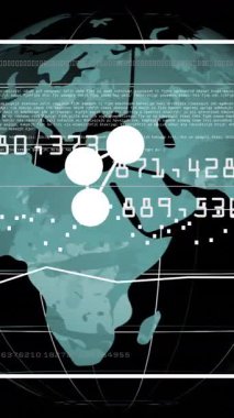 Matematiksel veri işleme animasyonunun siyah arka planda dünya üzerinde gerçekleşmesi. Küresel bilim, işletme, finans, bağlantılar, hesaplama ve veri işleme kavramı dijital olarak oluşturulmuş video.