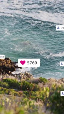 Sosyal medya simgelerinin ve deniz manzaralı kayalık kıyıların animasyonu. Küresel sosyal medya, iletişim ve bağlantılar konsepti dijital olarak oluşturulmuş video.