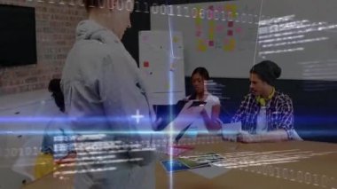 Sunucu tıkırdatma tableti ve ikili kaplama oluşturma, iş toplantısında belgeleri inceleyen ekip. İşbirliği, takım çalışması, yenilik, dijital, modern, tartışma, girişim