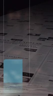 Gazetede finansal veri işleme animasyonu. Küresel iş, finans ve veri işleme kavramı dijital olarak oluşturulmuş video.