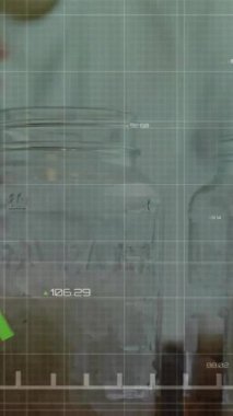 Telefon tutan Asyalı adamın numaralarının değiştirildiği grafik animasyonu ve yiyecek listesine bakılması. Dijital bileşik, çoklu pozlama, rapor, iş, büyüme ve teknoloji kavramı.