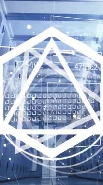 Sunucu odasında veri işlenen şekillerin animasyonu. Küresel teknoloji, bilgisayar ve dijital arayüz kavramı dijital olarak oluşturulmuş video.