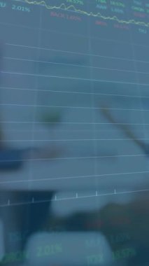 Çeşitli erkek ve kadınların ofiste tartıştıkları borsa veri işlemlerinin animasyonu. Küresel ekonomi ve iş veri teknolojisi kavramı