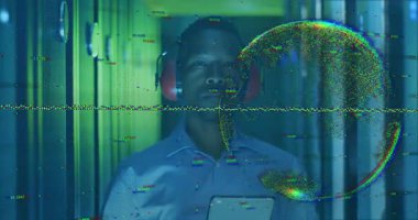 Teknoloji uzmanı tableti tutuyor ve veri parçalarını gözlemliyor. Hologramda birleşip koridorda yüzüyorlar. Fütürist, teknoloji, dijital, yenilik, sürükleyici, sanal, bilim kurgu