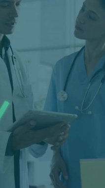 Doktorlar el sıkışıyor, hasta bakımını kalp atışı animasyonuyla tartışıyorlar. Sağlık, sağlık, takım çalışması, işbirliği, anlaşma, kardiyoloji