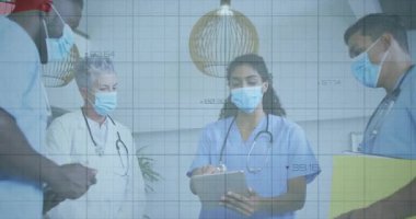 Sağlık ekibi olarak toplantının panosunu okuyan hemşire, ızgarada azalan grafik projeksiyonunu analiz ediyor. Tıbbi ekip, işbirliği, veri görselleştirme, profesyonel, klinik, modern, analiz