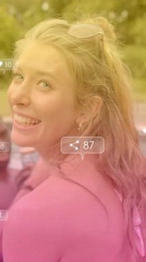 Arkadaşların yüzme havuzunda içmekten hoşlanması üzerine sosyal medya nişan animasyonu. keyif, eğlence, tatil