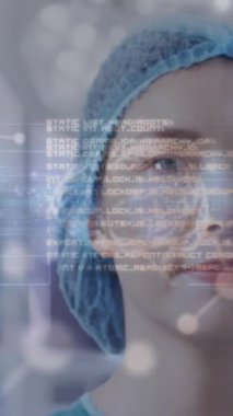 Hastanedeki Asyalı kadın cerrah yerine moleküller ve beyinlerle veri işleme animasyonu. Küresel tıp, bilim, bilgisayar ve dijital arayüz kavramı dijital olarak oluşturulmuş video.