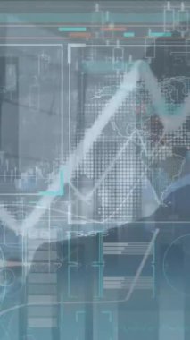 Beyaz iş adamının ofisten geçerken üzerinde veri işleme katmanları olan grafik animasyonu. Küresel iş, veri ve dijital arayüz kavramı dijital olarak oluşturulmuş video.