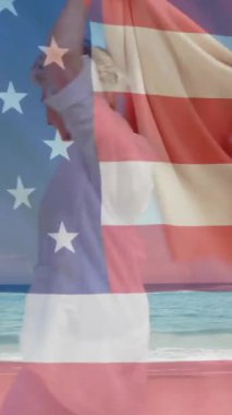 Yazın plajda Amerika bayrağının beyaz yaşlı bir kadın üzerinde canlandırılması. Usa, Amerikan vatanseverliği, ulusal bayrak ve yaşam tarzı konsepti dijital olarak oluşturulmuş video.